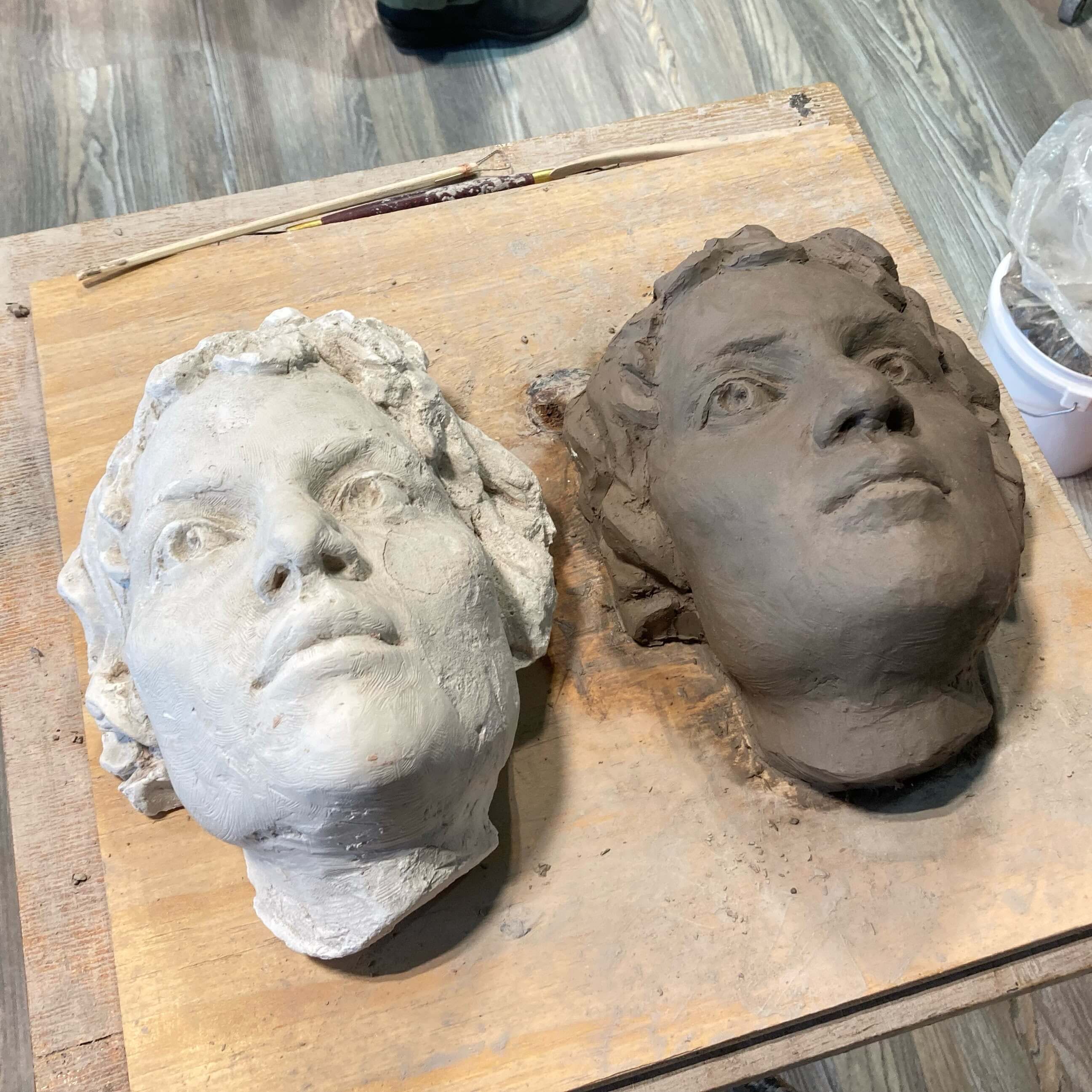 人物の顔の石膏像とそれを水粘土で作ったもの